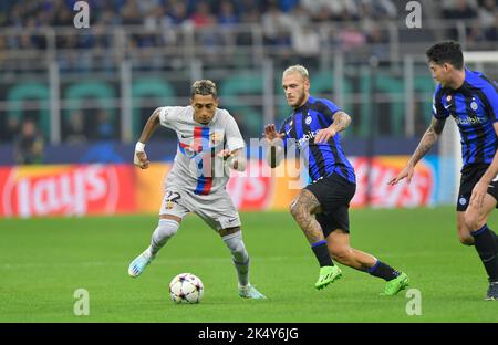 Milano, Italia. 04th Ott 2022. Raphinha (22) di Barcellona e Federico Dimarco (32) di Inter visto durante la partita della UEFA Champions League tra Inter e Barcellona a Giuseppe Meazza a Milano. (Photo Credit: Gonzales Photo/Alamy Live News Foto Stock