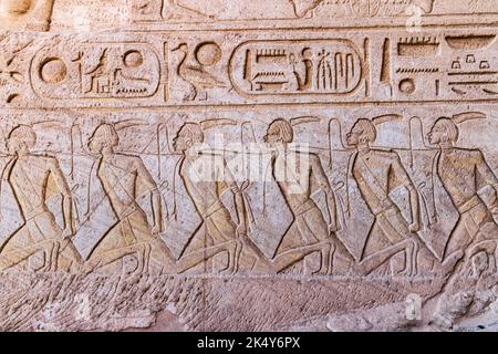 Abu Simbel, Assuan, Egitto. Rilievo murale raffigurante Nubiani catturati al Grande Tempio di Ramesse II Foto Stock
