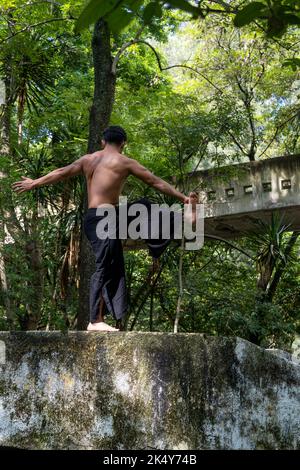 uomo messicano che fa yoga e stretching nella foresta, messico Foto Stock