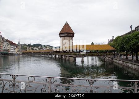 Kapellbrücke (Ponte della Cappella) è un ponte pedonale coperto in legno che attraversa il fiume Reuss a Lucerna e il suo punto di riferimento più famoso Foto Stock