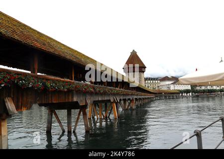 Kapellbrücke (Ponte della Cappella) è un ponte pedonale coperto in legno che attraversa il fiume Reuss a Lucerna e il suo punto di riferimento più famoso Foto Stock