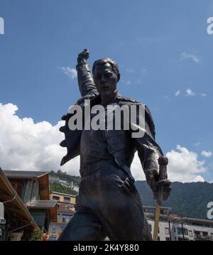 Un primo piano della statua di Freddie Mercury a Montreux sul Lago di Ginevra Foto Stock