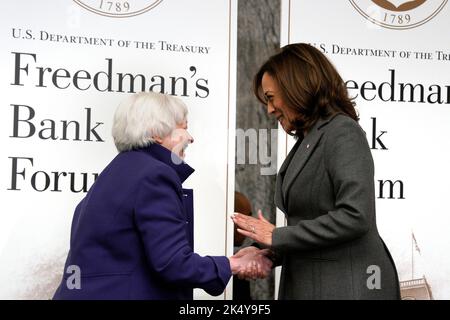 Il Vice Presidente degli Stati Uniti Kamala Harris viene accolto dal Segretario del Tesoro degli Stati Uniti Janet Yellen al Freedman's Bank Forum del Dipartimento del Tesoro di Washington, DC il 4 ottobre 2022. Credito: Yuri Gripas/piscina via CNP Foto Stock