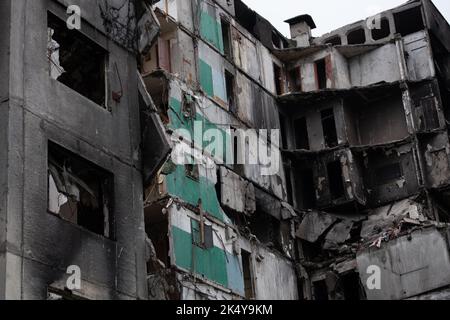 Distrusse edifici a più piani nella città di Borodyanka, nella regione di Kyiv, dopo l'inizio dell'invasione russa dell'Ucraina Foto Stock