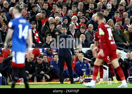 Liverpool, Regno Unito. 04th Ott 2022. Giovanni van Bronckhorst (c), manager dei Rangers, grida istruzioni. UEFA Champions League, partita di gruppo A, Liverpool / Rangers all'Anfield Stadium di Liverpool martedì 4th ottobre 2022. Questa immagine può essere utilizzata solo per scopi editoriali. Solo per uso editoriale, licenza richiesta per uso commerciale. Nessun utilizzo nelle scommesse, nei giochi o nelle pubblicazioni di un singolo club/campionato/giocatore. pic di Chris Stading/Andrew Orchard SPORTS photography/Alamy Live news Credit: Andrew Orchard SPORTS photography/Alamy Live News Foto Stock