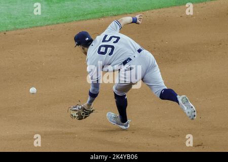 Dallas, Stati Uniti. 04th Ott 2022. Il New York Yankees, il fielder di destra Oswaldo Cabrera (95), si accanisce durante il gioco tra i Texas Rangers e i New York Yankees al Globe Life Field di Arlington, Texas, martedì 4 ottobre 2022. Foto di Matt Pearce/UPI Credit: UPI/Alamy Live News Foto Stock