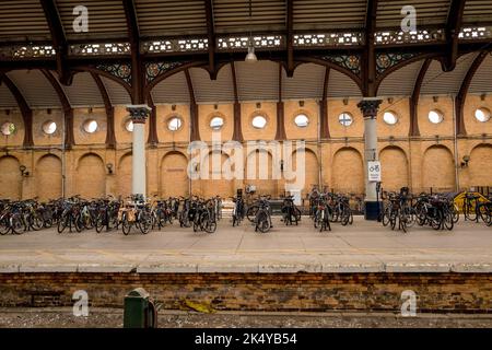 Deposito di cicli di pendolari alla stazione ferroviaria di York. Foto Stock