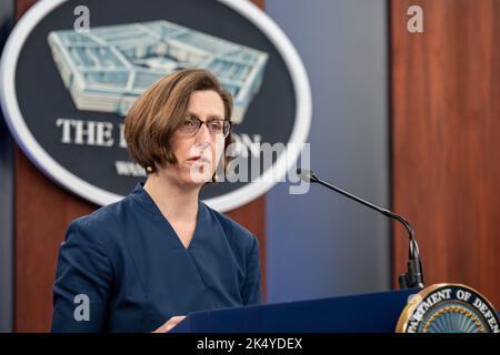 Arlington, Stati Uniti d'America. 04th Ott 2022. Arlington, Stati Uniti d'America. 04 ottobre 2022. Vice Assistente statunitense al Segretario della Difesa Laura Cooper risponde a una domanda durante un briefing stampa al Pentagono, 4 ottobre 2022 ad Arlington, Virginia. Cooper ha discusso i $625 milioni di dollari in assistenza di sicurezza supplementare per l'Ucraina, tra cui quattro nuovi sistemi Rocket ad alta mobilità e cicli guidati da precisione Excalibur. Credit: TSgt. Jack Sanders/DOD/Alamy Live News Foto Stock