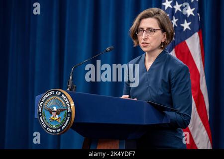 Arlington, Stati Uniti d'America. 04th Ott 2022. Arlington, Stati Uniti d'America. 04 ottobre 2022. Vice Assistente statunitense al Segretario della Difesa Laura Cooper risponde a una domanda durante un briefing stampa al Pentagono, 4 ottobre 2022 ad Arlington, Virginia. Cooper ha discusso i $625 milioni di dollari in assistenza di sicurezza supplementare per l'Ucraina, tra cui quattro nuovi sistemi Rocket ad alta mobilità e cicli guidati da precisione Excalibur. Credit: TSgt. Jack Sanders/DOD/Alamy Live News Foto Stock