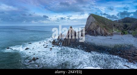 Hartland, Regno Unito - 10 maggio 2022: Blackchurch Rock vicino Hartland sulla costa del Devon del Nord, Regno Unito Foto Stock