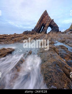 Hartland, Regno Unito - 10 maggio 2022: Blackchurch Rock vicino Hartland sulla costa del Devon del Nord, Regno Unito Foto Stock