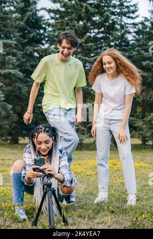 Tre giovani influencer adolescenti che creano il loro video danzante con una fotocamera per smartphone. Per condividere i video con l'applicazione social media. Tecnologia Internet Foto Stock