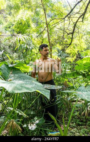 uomo visto da vicino, senza camicia che si allunga su tappetino yoga, esercizio fisico, america latina Foto Stock