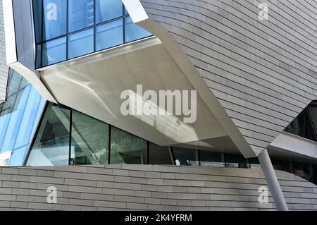 COSTA MESA, CALIFORNIA - 02 ottobre 2022: Dettaglio del Museo d'Arte della contea di Orange, nuovo luogo, presso il Segerstrom Center for the Arts Campus, in Avenue Foto Stock