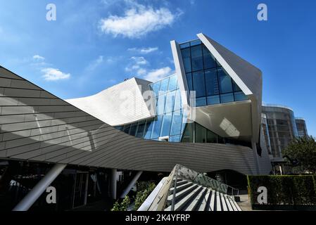 COSTA MESA, CALIFORNIA - 02 ottobre 2022: Dettaglio del Museo d'Arte della contea di Orange, nuovo luogo, presso il Segerstrom Center for the Arts Campus, in Avenue Foto Stock