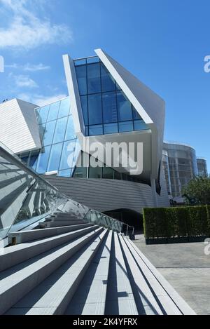 COSTA MESA, CALIFORNIA - 02 ottobre 2022: Dettaglio del Museo d'Arte della contea di Orange, nuovo luogo, presso il Segerstrom Center for the Arts Campus, in Avenue Foto Stock