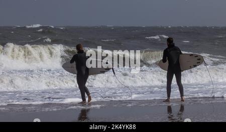 Due surfisti al Cape Henlopen State Park, Delaware Foto Stock