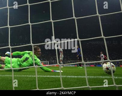 Milano, Italia. 4th Ott 2022. Il portiere di Barcellona Marc-Andre ter Stegen (1st L) non riesce a salvare il colpo di Hakan Calhanoglu del FC Inter durante la partita della UEFA Champions League Group C tra FC Inter e Barcellona a Milano il 4 ottobre 2022. Credit: Alberto Lingria/Xinhua/Alamy Live News Foto Stock