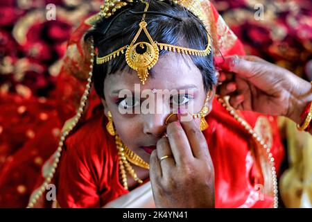 Kolkata, India. 04th Ott 2022. Una bambina ha visto avere trucco sopra, pronto per il rituale di Puja di Kumari. Kumari Puja è una tradizione indù indiana celebrata principalmente durante la Durga Puja secondo il calendario indù. La base filosofica di Kumari Puja è stabilire il valore delle donne. I devoti credono che supererà tutte le barriere, i pericoli per le giovani ragazze nel futuro prossimo e, inoltre, saranno autorizzati a gestire qualsiasi stress e ostruzione nella loro vita futura. Credit: SOPA Images Limited/Alamy Live News Foto Stock