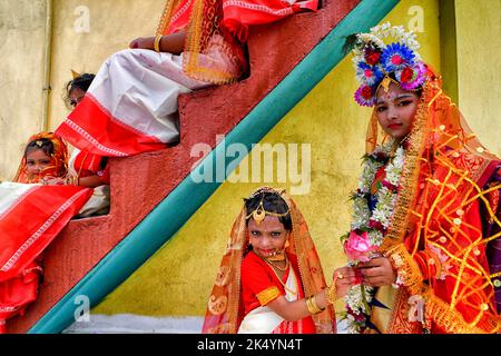 Kolkata, India. 04th Ott 2022. Le ragazze giovani posano per una foto prima di partecipare al rituale di Kumari Puja. Kumari Puja è una tradizione indù indiana celebrata principalmente durante la Durga Puja secondo il calendario indù. La base filosofica di Kumari Puja è stabilire il valore delle donne. I devoti credono che supererà tutte le barriere, i pericoli per le giovani ragazze nel futuro prossimo e, inoltre, saranno autorizzati a gestire qualsiasi stress e ostruzione nella loro vita futura. Credit: SOPA Images Limited/Alamy Live News Foto Stock