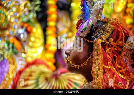 Kolkata, India. 04th Ott 2022. Una bambina Dipwantita Adhikary posa per una foto durante il rituale di Kumari Puja. Kumari Puja è una tradizione indù indiana celebrata principalmente durante la Durga Puja secondo il calendario indù. La base filosofica di Kumari Puja è stabilire il valore delle donne. I devoti credono che supererà tutte le barriere, i pericoli per le giovani ragazze nel futuro prossimo e, inoltre, saranno autorizzati a gestire qualsiasi stress e ostruzione nella loro vita futura. Credit: SOPA Images Limited/Alamy Live News Foto Stock