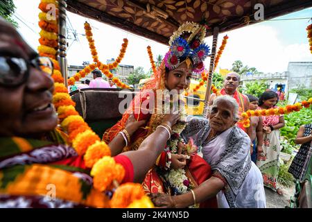 Kolkata, India. 04th Ott 2022. I devoti indù visti con la carrozza che si dirige verso un tempio per il rituale di Kumari Puja. Kumari Puja è una tradizione indù indiana celebrata principalmente durante la Durga Puja secondo il calendario indù. La base filosofica di Kumari Puja è stabilire il valore delle donne. I devoti credono che supererà tutte le barriere, i pericoli per le giovani ragazze nel futuro prossimo e, inoltre, saranno autorizzati a gestire qualsiasi stress e ostruzione nella loro vita futura. Credit: SOPA Images Limited/Alamy Live News Foto Stock