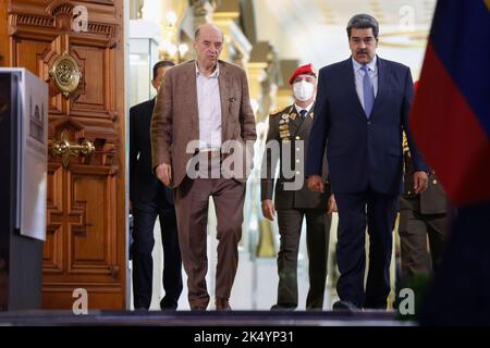 Caracas, Venezuela. 04th Ott 2022. Nicolas Maduro (r), presidente del Venezuela, accompagna Alvaro Leyva, ministro degli Esteri della Colombia, dopo un incontro al palazzo presidenziale di Miraflores. Caracas e Bogota, che nel 2019 hanno interrotto i legami diplomatici sotto la guida del presidente conservatore colombiano Duque, hanno ufficialmente ripreso i rapporti diplomatici lo scorso agosto inviando ambasciatori nelle rispettive capitali. Credit: Pedro Mattey/dpa/Alamy Live News Foto Stock