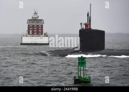 Groton, Stati Uniti. 04th Ott 2022. Il sottomarino ad attacco rapido USS Oregon, di classe della Marina militare statunitense, passa davanti al New London Ledge Lighthouse mentre parte dalla Naval Submarine base New London per operazioni di routine, il 4 ottobre 2022 a Groton, Connecticut. Credit: pO2 Wesley Towner/US Navy/Alamy Live News Foto Stock