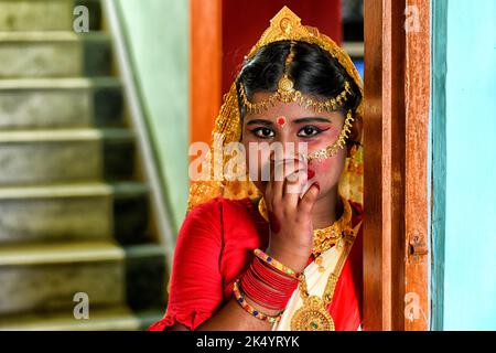 Kolkata, India. 04th Ott 2022. Una bambina si posa per una foto durante il rituale di Kumari Puja. Kumari Puja è una tradizione indù indiana celebrata principalmente durante la Durga Puja secondo il calendario indù. La base filosofica di Kumari Puja è stabilire il valore delle donne. I devoti credono che supererà tutte le barriere, i pericoli per le giovani ragazze nel futuro prossimo e, inoltre, saranno autorizzati a gestire qualsiasi stress e ostruzione nella loro vita futura. (Foto di Avishek Das/SOPA Images/Sipa USA) Credit: Sipa USA/Alamy Live News Foto Stock