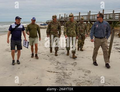 Pawleys Island, Stati Uniti. 02 ottobre 2022. I soldati del corpo dell'esercito degli Stati Uniti degli ingegneri e dei capi eletti locali esaminano i danni dopo l'uragano di categoria 1 Ian, 2 ottobre 2022 a Pawleys Island, Carolina del Sud. L'ondata di tempeste provocata dall'uragano Ian ha causato danni ai moli e alle spiagge lungo la regione del Grand Strand. Credit: Nathan A. Wilkes/US Army/Alamy Live News Foto Stock