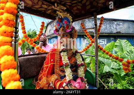 Kolkata, India. 04th Ott 2022. I devoti indù visti con la carrozza che si dirige verso un tempio per il rituale di Kumari Puja. Kumari Puja è una tradizione indù indiana celebrata principalmente durante la Durga Puja secondo il calendario indù. La base filosofica di Kumari Puja è stabilire il valore delle donne. I devoti credono che supererà tutte le barriere, i pericoli per le giovani ragazze nel futuro prossimo e, inoltre, saranno autorizzati a gestire qualsiasi stress e ostruzione nella loro vita futura. (Foto di Avishek Das/SOPA Images/Sipa USA) Credit: Sipa USA/Alamy Live News Foto Stock