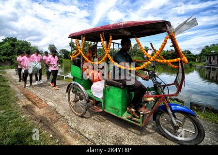 Kolkata, India. 04th Ott 2022. I devoti indù visti con la carrozza che si dirige verso un tempio per il rituale di Kumari Puja. Kumari Puja è una tradizione indù indiana celebrata principalmente durante la Durga Puja secondo il calendario indù. La base filosofica di Kumari Puja è stabilire il valore delle donne. I devoti credono che supererà tutte le barriere, i pericoli per le giovani ragazze nel futuro prossimo e, inoltre, saranno autorizzati a gestire qualsiasi stress e ostruzione nella loro vita futura. (Foto di Avishek Das/SOPA Images/Sipa USA) Credit: Sipa USA/Alamy Live News Foto Stock