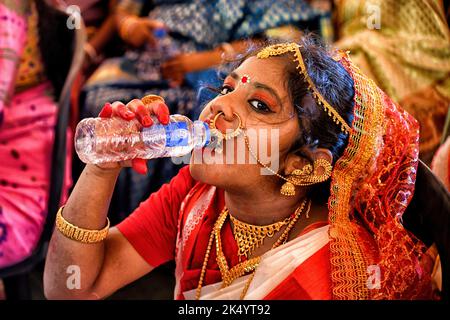 Kolkata, India. 04th Ott 2022. Una bambina ha visto bere acqua durante il rituale di Kumari Puja. Kumari Puja è una tradizione indù indiana celebrata principalmente durante la Durga Puja secondo il calendario indù. La base filosofica di Kumari Puja è stabilire il valore delle donne. I devoti credono che supererà tutte le barriere, i pericoli per le giovani ragazze nel futuro prossimo e, inoltre, saranno autorizzati a gestire qualsiasi stress e ostruzione nella loro vita futura. (Foto di Avishek Das/SOPA Images/Sipa USA) Credit: Sipa USA/Alamy Live News Foto Stock