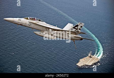 OCEANO ATLANTICO (28 luglio 2017) un F/A-18F Super Hornet assegnato a Air Test and Evaluation Squadron (VX) 23 sorvola la portaerei USS Gerald R. Ford (CVN 78). La portaerei sta conducendo operazioni di test e valutazione.(U.S. Foto Navy di Erik Hildebrandt/rilasciata) Foto Stock