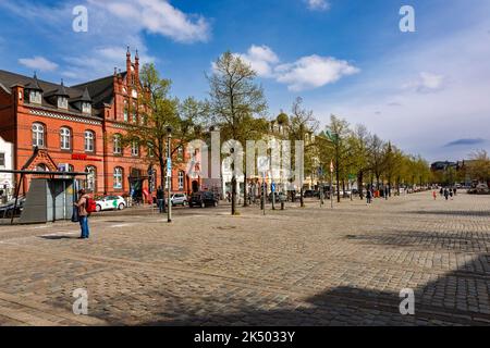 Alte Post Neumünster (a sinistra), ex Ufficio postale imperiale, oggi il passaggio Post nella via dello shopping Großflecken Foto Stock