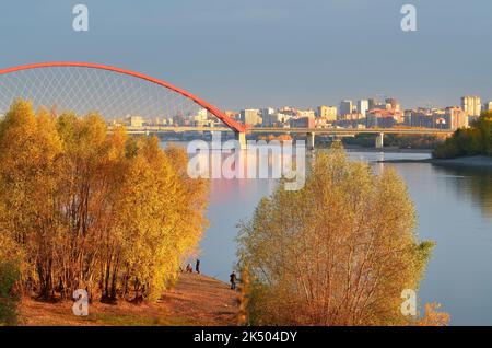 Novosibirsk, Siberia, Russia, 09.10.2022. Mattina sulle rive del OB. Una grande città sul fiume in autunno, una zona residenziale vicino al bri di Bugrinsky Foto Stock