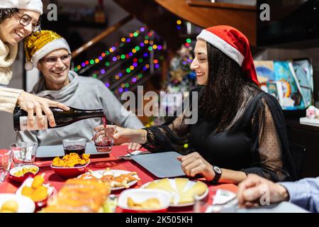 Famiglia happy hispanic latin che celebra insieme il natale o il nuovo anno Foto Stock