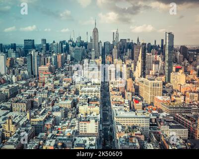 New York City 5th Avenue, famosa destinazione per lo shopping. Vista panoramica dei grattacieli di Manhattan Foto Stock