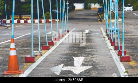 Test di guida e area di addestramento con test di simulazione per patente di guida. Scuola di guida pratica zona di traffico con pole segnaletica e coni arancioni e la strada Foto Stock