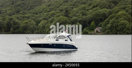 Maidstone, Kent, Regno Unito, 20, agosto 2022 Big bianco e blu bellissimo yacht a motore di lusso galleggiante sul fiume il giorno d'estate, crociera in motoscafo Foto Stock