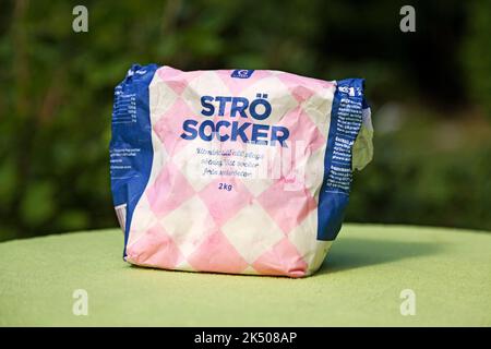 Umea, Norrland Svezia - 8 agosto 2022: Un sacchetto usato di zucchero granulato svedese Foto Stock