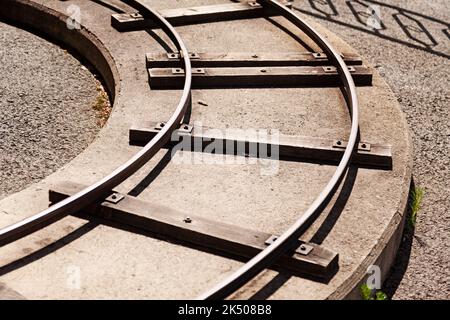 i binari del treno per bambini per un giro in luna park Foto Stock