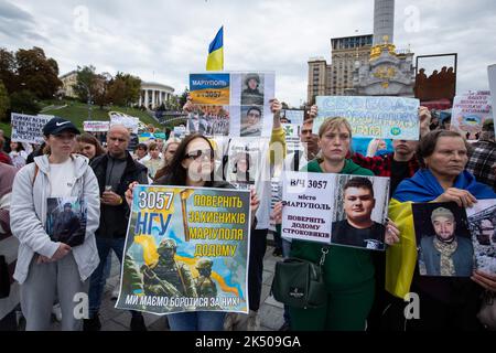 Kiev, Ucraina. 01st Ott 2022. I parenti dei prigionieri di guerra ucraini detengono cartelloni durante un raduno che chiede di accelerare il rilascio dalla prigionia russa in Piazza dell'Indipendenza a Kyiv. (Foto di Oleksii Chumachenko/SOPA Images/Sipa USA) Credit: Sipa USA/Alamy Live News Foto Stock