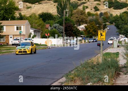 Un cartello stradale giallo che dice "Slow Children at Play" Foto Stock