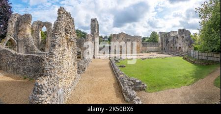 Hampshire, Inghilterra; 4 ottobre 2022 - Una vista degli estesi resti del Castello di Wolvesey a Winchester, Inghilterra, che risalgono in gran parte al 12th Foto Stock