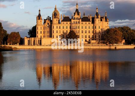 Schwerin, Germania. 03rd Ott 2022. Il castello di Schwerin si illumina di giallo dorato al sole della sera. Credit: Bernd Wüstneck/dpa/Alamy Live News Foto Stock