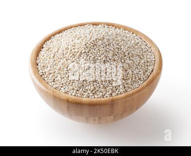Semi di quinoa bianchi secchi in ciotola di legno isolata su bianco sfondo con tracciato di ritaglio Foto Stock