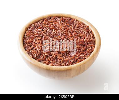 Riso rosso non cotti in ciotola di legno isolato su sfondo bianco con percorso di ritaglio Foto Stock