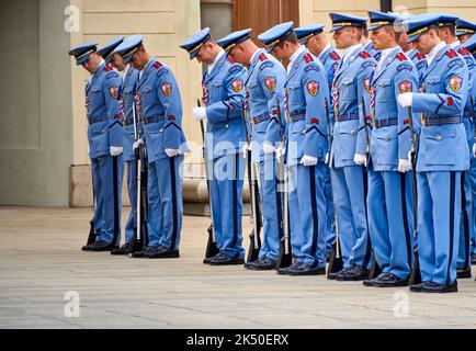 Praga, Repubblica Ceca, 30 agosto 2022: Cambio della guardia dei soldati cechi in uniforme blu al Castello di Praga Foto Stock