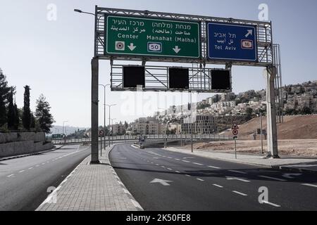 Gerusalemme, Israele. 5th Ott 2022. Una nazione si ferma su Yom Kippur, il giorno dell'Espiazione, osservato all'inizio del tramonto 4th ottobre 2022, fino all'osservanza di tre stelle la sera del 5th ottobre 2022. Le trasmissioni radiofoniche e televisive locali sono silenziate, i trasporti pubblici si fermano, l'Aeroporto Internazionale di ben Gurion chiude, così come lo spazio aereo e le strade di Israele sono deserte come gli ebrei osservanti digiunano e pregano per l'espiazione dei peccati davanti a Dio e la purificazione. Gli israeliani secolari approfittano delle strade vuote per una vacanza in bicicletta. Credit: NIR Alon/Alamy Live News Foto Stock